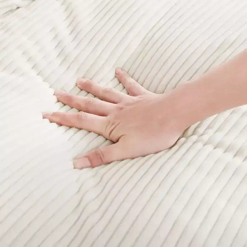 Divano modulare: Divano profondo in velluto a coste beige per un soggiorno moderno