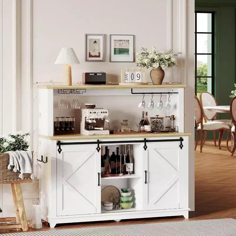 55 Mobile Bar da Caffè in Stile Rustico con Presa di Corrente e Luci LED - Porta Scorrevole a Fienile, Porta Bottiglie, Stazione di Ricarica USB | Nero/Marrone/Bianco