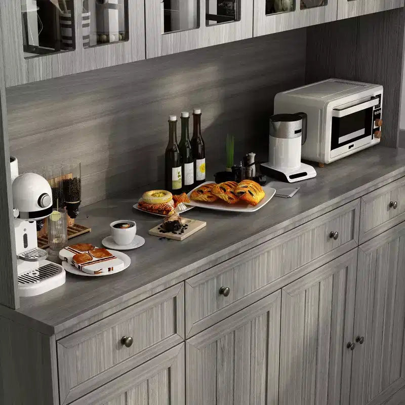 Credenza da cucina grigia da 61,2" con ante in vetro, 4 cassetti e finiture di base decorate