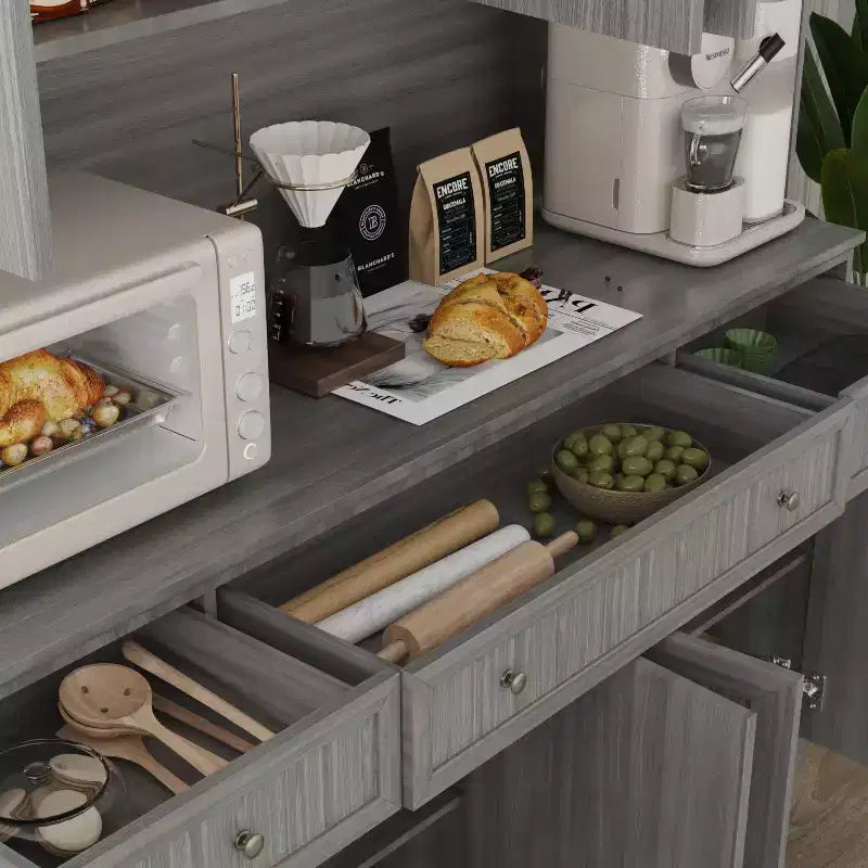 Credenza da cucina grigia da 61,2" con ante in vetro, 4 cassetti e finiture di base decorate